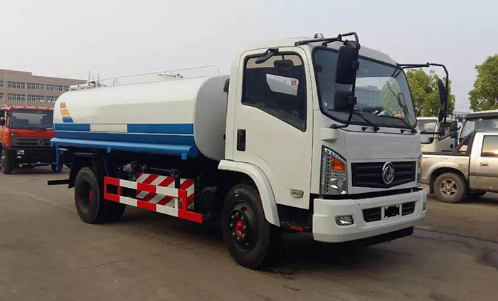东风天然气10吨洒水车