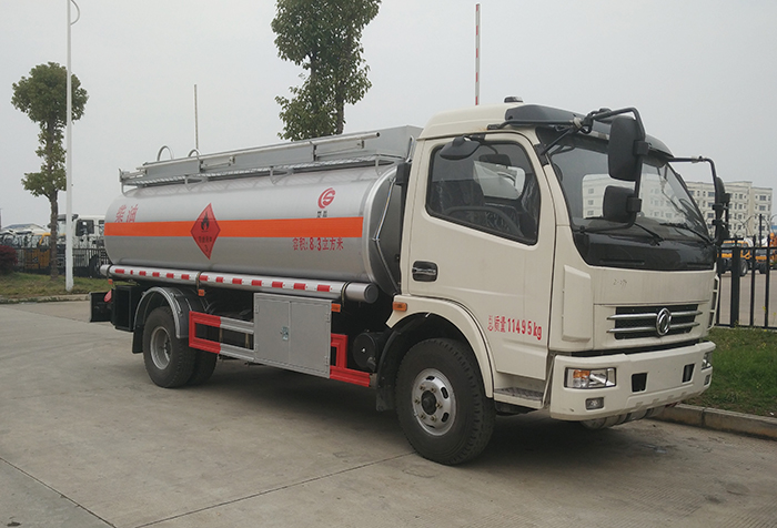 东风多利卡8吨运油车